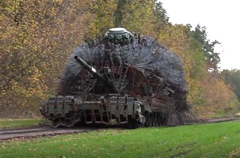 Russische Igel-Panzer rollen an die Front
