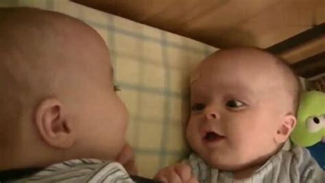 双胞胎宝宝在婴儿床上的对话，最后他俩好像达成了某个协议 - ชมวิดีโอออนไลน์ คุณภาพระดับHD - iFlix