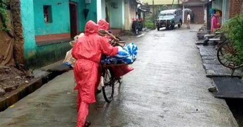 With No One Helping Due To COVID, Family Wears PPE & Transports Body On ...