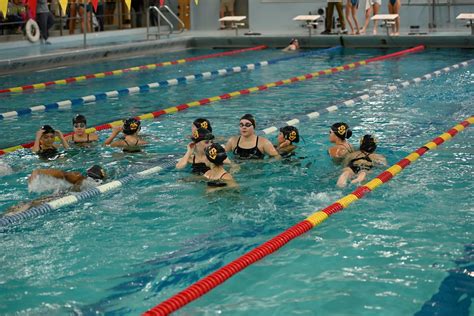 Girls Swim Team Picture Day 的图像结果