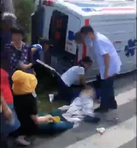 救护车与轿车相撞后侧翻 车内一名急救病人死亡|江苏|急救_新浪新闻