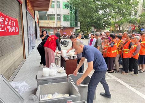 南阳路街道西彩社区开展冬至给环卫工人送饺子活动-大河新闻