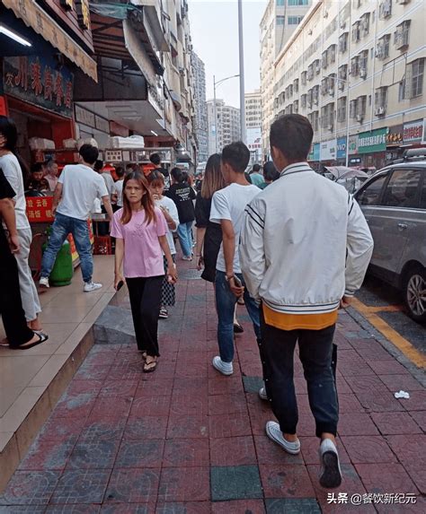 深圳宝安工厂不包吃，快餐店门口排长队，老板却吐槽生意不好做_工业区