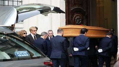 Stars and public say final good goodbye to fashion icon Valentino at ...