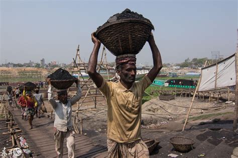 实拍！孟加拉男女老少在矿山上做苦力，每天工资仅有30元人民币