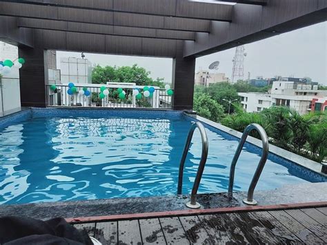 Rockland Hotel, C.R Park Pool: Pictures & Reviews - Tripadvisor