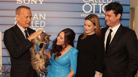 Un chat vole la vedette à Tom Hanks à la première de son film! - Hollywoodpq.com