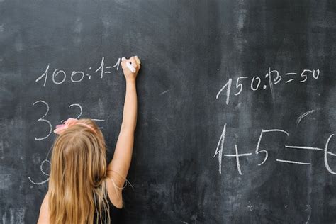 Ragazza che risolve l'esercizio della matematica | Foto Gratis
