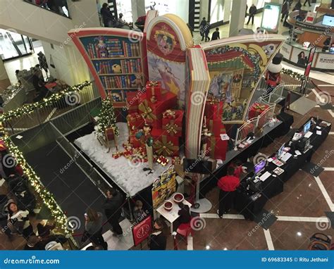 Christmas Decor at the Westchester Mall in White Plains, New York ...