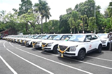Hyundai ने महाराष्ट्र सरकार को डिलीवर कीं 46 Venue सब-कॉम्पैक्ट एसयूवी ...