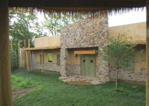 ZooLex Image - Cheetah and program animal holding building