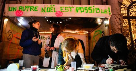 Une action "sauvage" d'Extinction Revellion au marché de Noël de Namur ...
