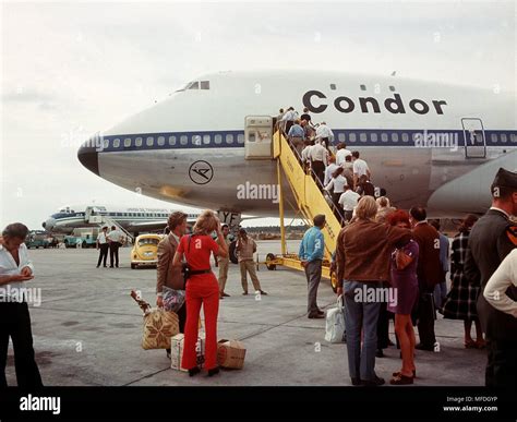 Passengers entering a jumbo jet of the Lufthansa subsidiary Condor at the airport of Colombo/Sri ...