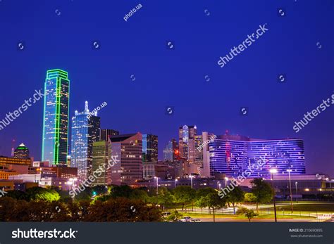Dallas Skyline Night: Over 2,244 Royalty-Free Licensable Stock Photos ...
