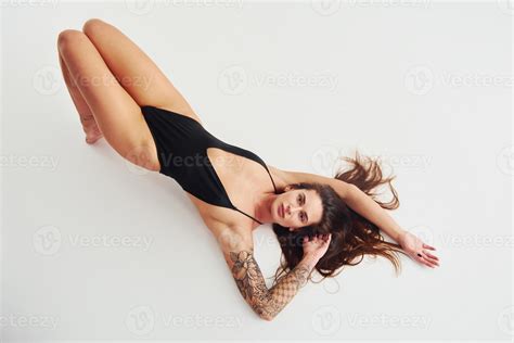 hermosa mujer deportiva seductora con cuerpo sexy está posando en el ...