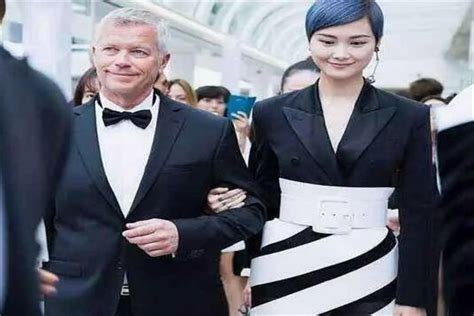 李宇春嫁78岁外国富翁婚礼，假消息(是一位安保人员)_探秘志
