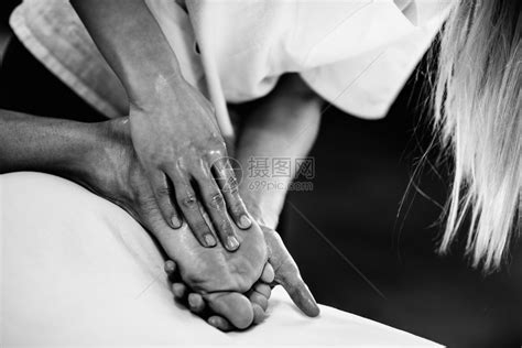 理疗师在按摩台上给老人做按摩的画像高清图片下载-正版图片502889527-摄图网