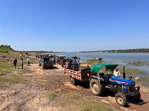 Khargone: Eight tractor-trolleys seized in raid against illegal sand mining