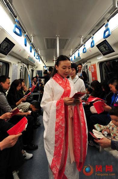 美女穿汉服乘地铁宣传传统文化（图）