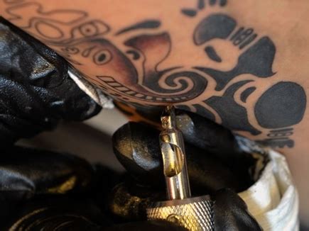 टैटू बनवाने के बाद अंदर से खोखला हो जाता है शरीर