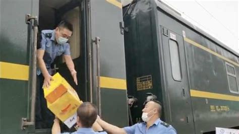 暴雨拦停列车致千名旅客被困郑州，列车长讲述40小时自救细节_凤凰网视频_凤凰网