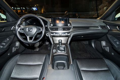 2018 Honda Accord Sport interior 02 - Motor Trend en Español