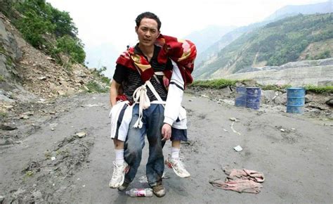 父爱如山！汶川地震，走25公里背儿子遗体回家的父亲，结局如何|程磊|儿子|汶川地震_新浪新闻