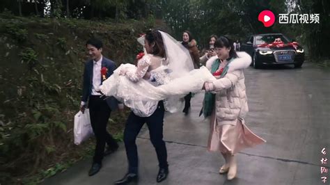 四川农村小伙娶美丽新娘，接新娘回家的路上，婚车突然不走了 - YouTube