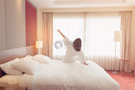 女人醒来后躺在床上高清图片下载-正版图片506161955-摄图网