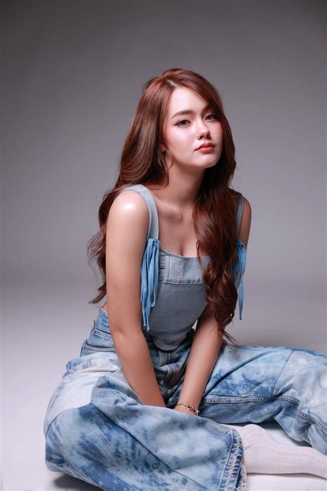 Cứ lên đồ sexy là Denise Jelilcha Kapaun khiến vạn người say mê