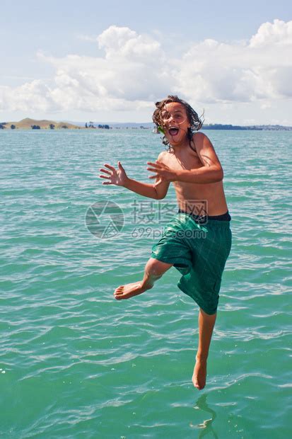 一个十几岁的男孩即将在新西兰豪拉基湾Rangitoto高清图片下载-正版图片502539273-摄图网