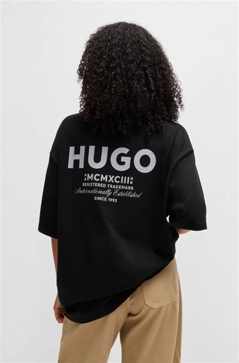HUGO - Loose-fit T-shirt in cotton with rear logo artwork - Black