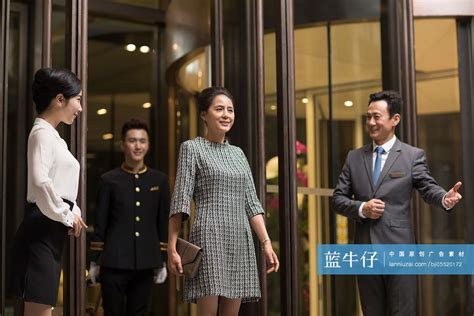 优雅的女士入住豪华酒店-蓝牛仔影像-中国原创广告影像素材