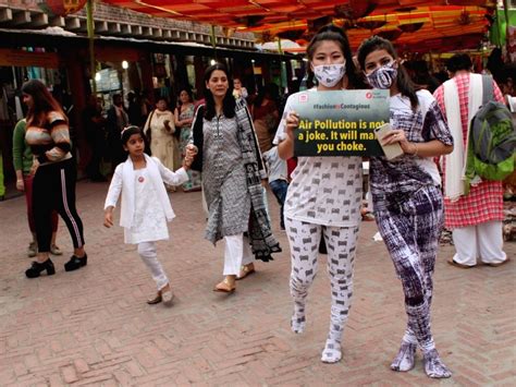 Students' "Fashion March" to spread awareness about air pollution