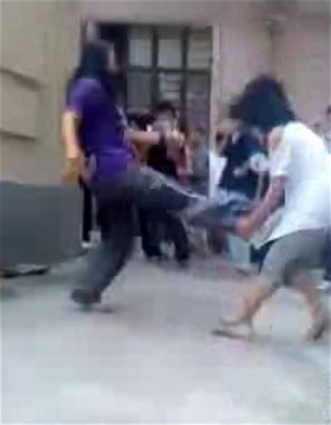 助跑10米飞腿踢女生 上海女生打架视频引起热议_资讯_凤凰网