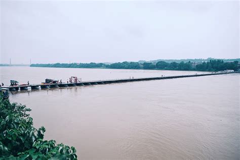 赣江支流贡江水位低落 江西赣州古浮桥“一半在水一半在沙”