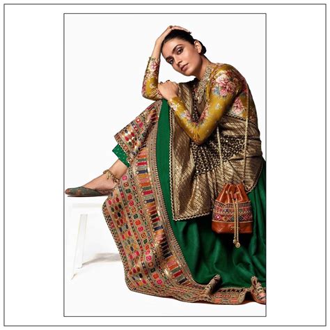 National Handloom Day पर सब्यसाची ने लॉन्च की 2020 ब्राइडल लहंगा ...