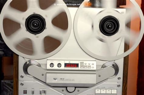 Akai GX 747, silver, VU-Meters for sale.