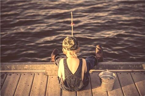做梦梦见捞鱼是什么意思 女人梦见自己水中捞鱼-周易算命网