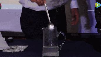 这杯白色液体原来是塑料水，除了能饮用竟还有这般强大的功能！ - 雷科技