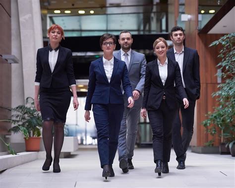 Business Team Walking 的图像结果