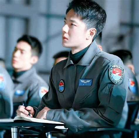 剧照-资料图片：韩国男星服役期间军装照--张赫剧照-电视指南