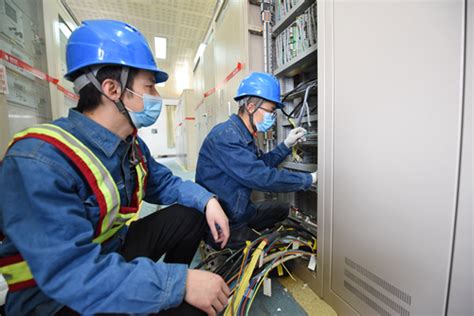 国网临清市供电公司工作人员协助用户检查专变及场内配电设施 | 电力管家
