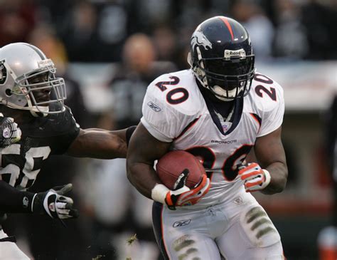 [JOE407] Denver Broncos running back Travis Henry (20) escapes Oakland ...