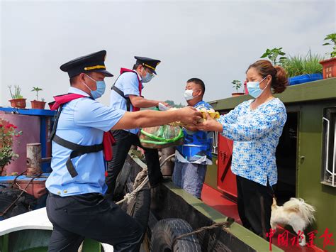 杭州交通执法人员化身水上骑手 为滞留船户配送生活物资 - 橙心物流网