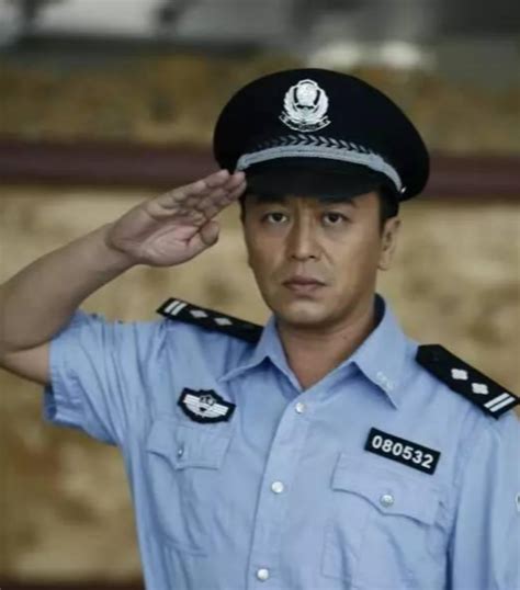 中国刑警803报案人描述疑犯体貌特征，警察画出了原型_腾讯视频