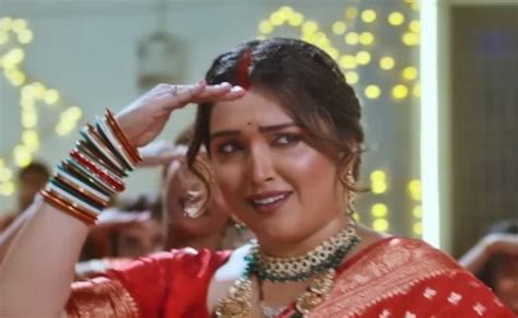 मरून कलर सड़िया के बाद आम्रपाली दुबे के नगीनिया ने मचा डाली धूम ...