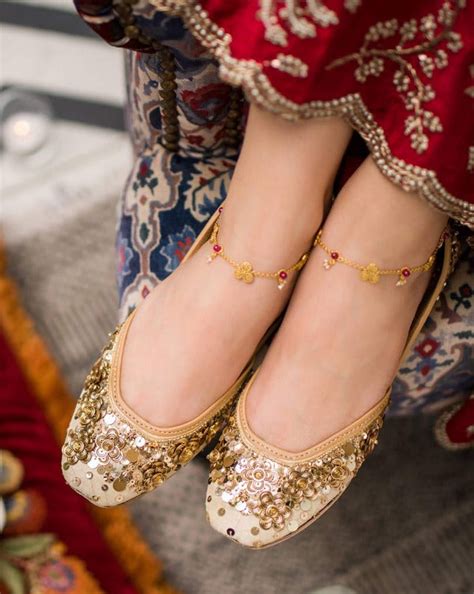 Buy Handcrafted Punjabi Juttis for Women Online – Fizzy Goblet