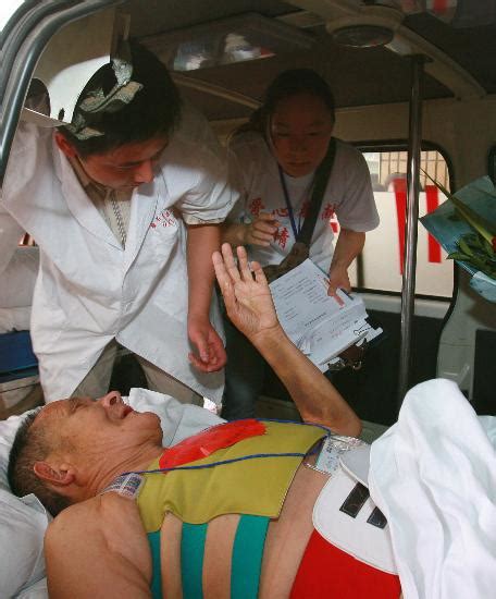 图文：灾区伤员被抬上救护车_新闻中心_新浪网