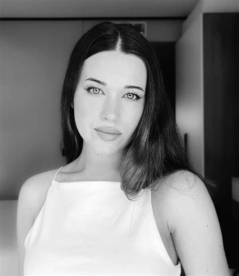 Almeida apunta al material de obra apilado en el edificio de la calle ...